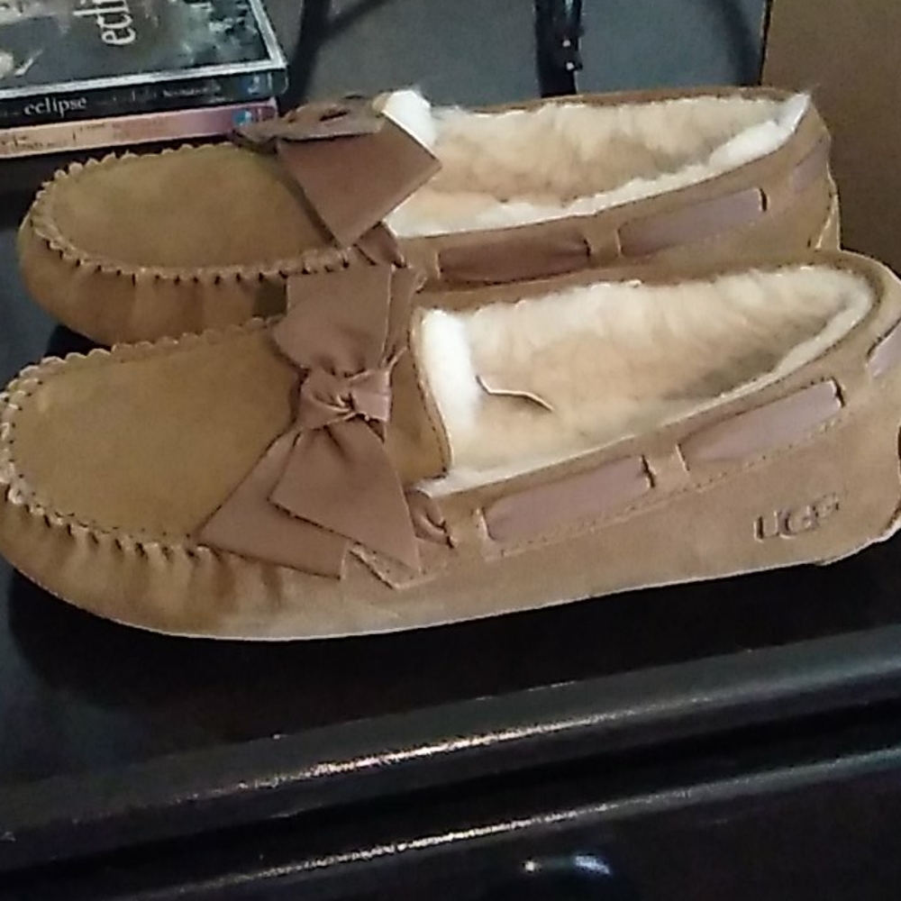 Size 7 ugg slippers Dakota Leather bow chestnut